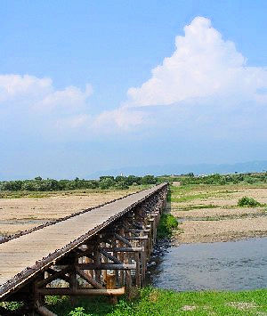 木津川にかかる流れ橋　 Photo by Kohyuh